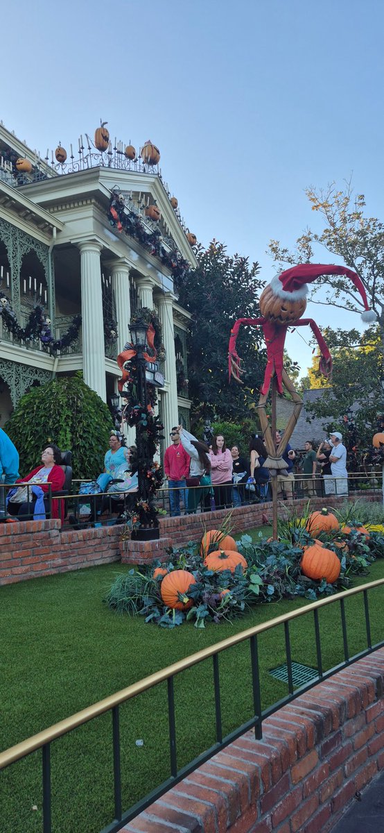 patchcomedy310's tweet image. Thanks for the bday wishes!! This year was ROUGH shattering my 2 year seizure free streak due to pharmacy errors. But, it led to some cool awareness opportunities! #33rdbirthday #EpilepsyAwarenessMonth #AliceInWonderlandSyndrome #Disneyland