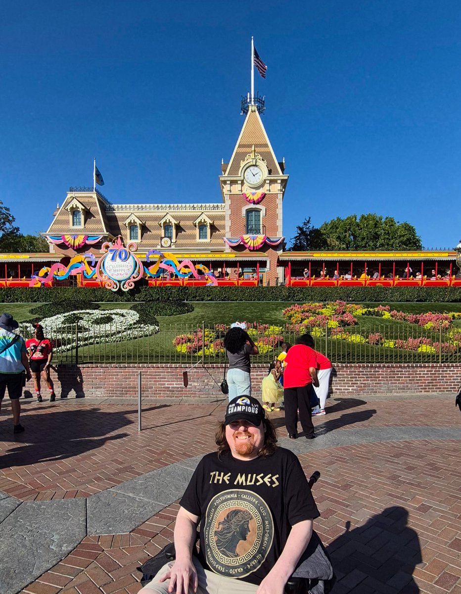 patchcomedy310's tweet image. Thanks for the bday wishes!! This year was ROUGH shattering my 2 year seizure free streak due to pharmacy errors. But, it led to some cool awareness opportunities! #33rdbirthday #EpilepsyAwarenessMonth #AliceInWonderlandSyndrome #Disneyland