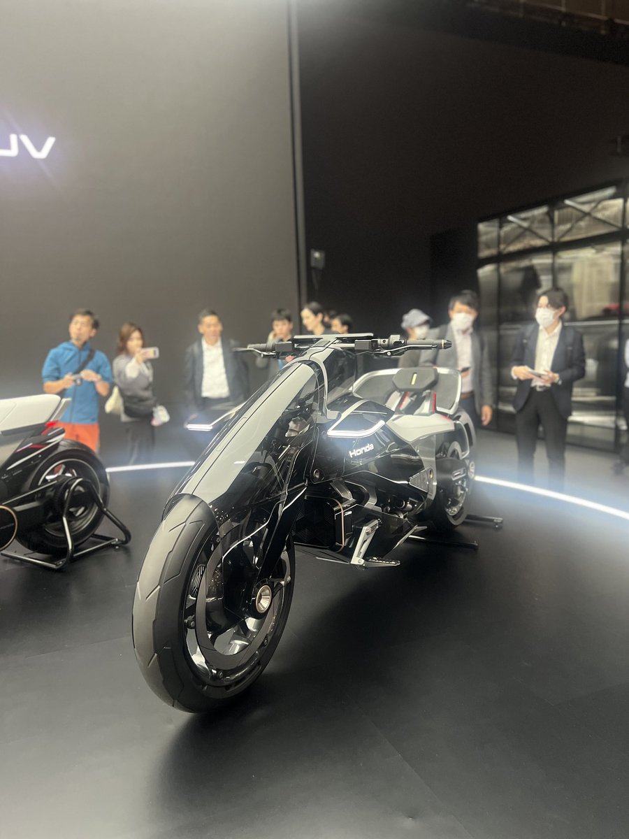 28_haruno's tweet photo. Japan Mobility Showに行ってきました！
自分が普段経験しないことや領域を知る機会があるとできる限り参加するようにしてるのですが、車系は初めて！
会場は男性ばかりでしたが、最新の技術が見れたり昔の車も展示してあって✨
万博みたいで楽しかった🥰 https://t.co/dY35V2TlPQ