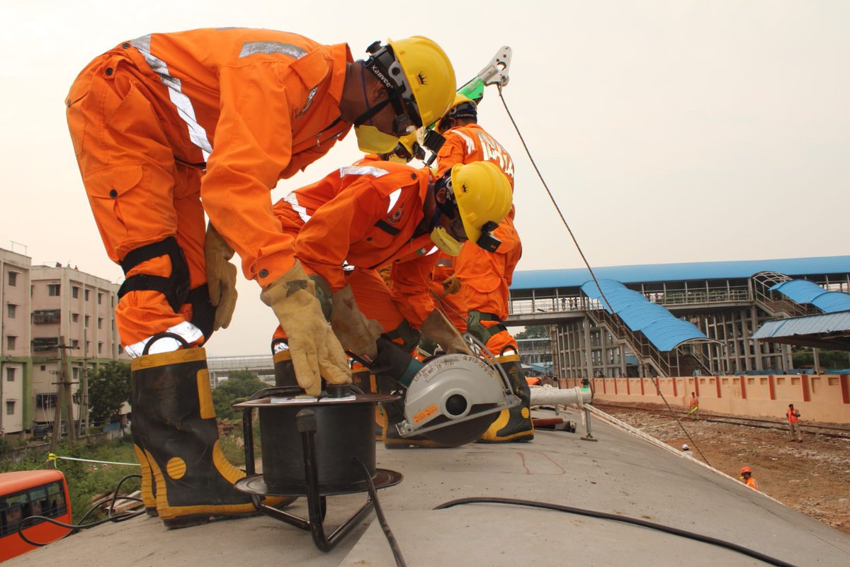10NDRF's tweet image. Safety First! 🚆🤝
10th NDRF conducted a joint mock exercise with Indian Railways at Simhachalam Railway Station, VSKP-dist.(AP). We&apos;re committed to ensuring  safety and swift response to emergencies
#NDRF #IndianRailways #JointExercise 
@NDRFHQ
@ANI
@PIB_India 
@SCRailwayIndia