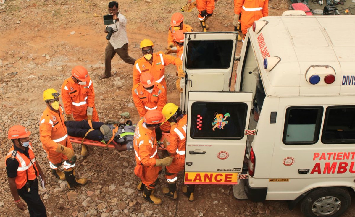 10NDRF's tweet image. Safety First! 🚆🤝
10th NDRF conducted a joint mock exercise with Indian Railways at Simhachalam Railway Station, VSKP-dist.(AP). We&apos;re committed to ensuring  safety and swift response to emergencies
#NDRF #IndianRailways #JointExercise 
@NDRFHQ
@ANI
@PIB_India 
@SCRailwayIndia