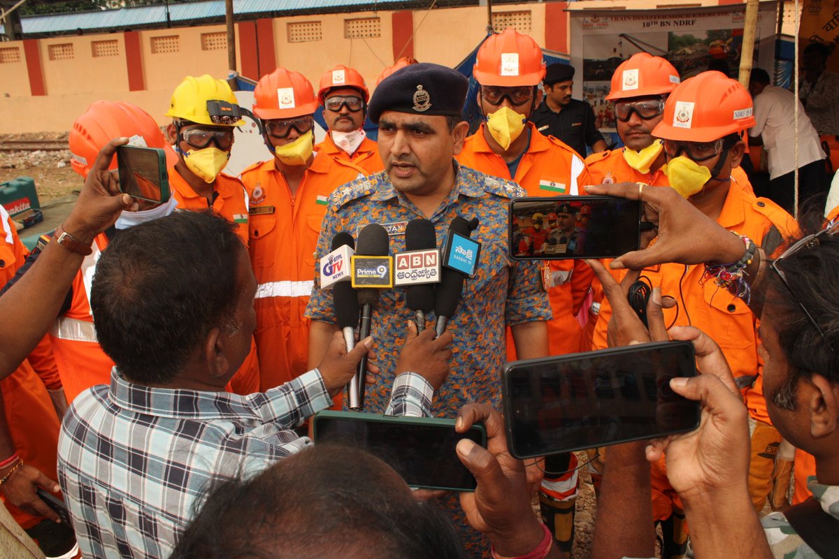 10NDRF's tweet image. Safety First! 🚆🤝
10th NDRF conducted a joint mock exercise with Indian Railways at Simhachalam Railway Station, VSKP-dist.(AP). We&apos;re committed to ensuring  safety and swift response to emergencies
#NDRF #IndianRailways #JointExercise 
@NDRFHQ
@ANI
@PIB_India 
@SCRailwayIndia