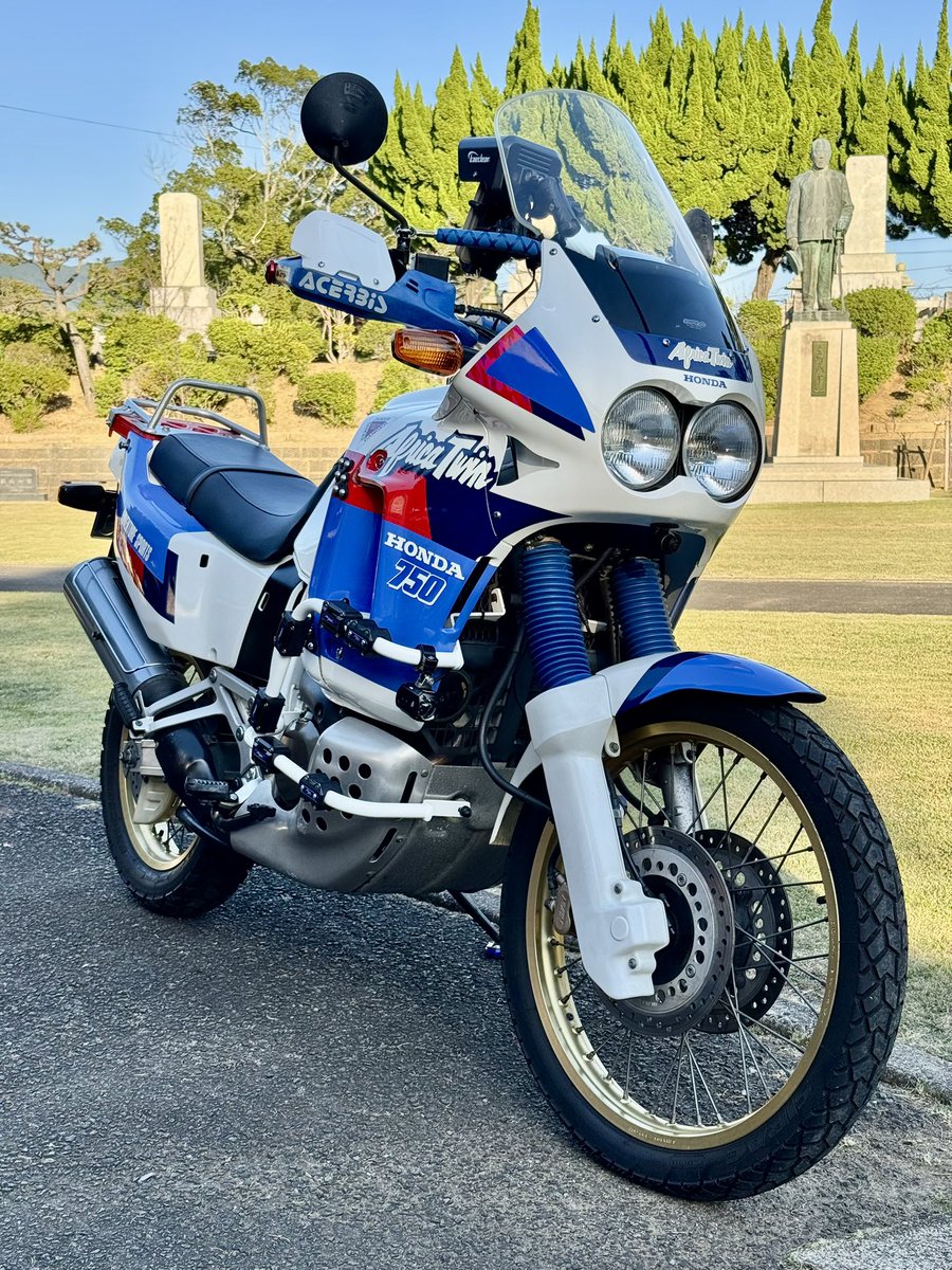 AfricaTwin92's tweet photo. #佐世保 #海軍墓地
#アフリカツイン #AfricaTwin #XRV750 #RD04
洗車してから海軍墓地で今の装備でひと通りの写真を撮る。
この3台目を手に入れた当時と同様に。
あれから5年。 https://t.co/HGk52fWw5o