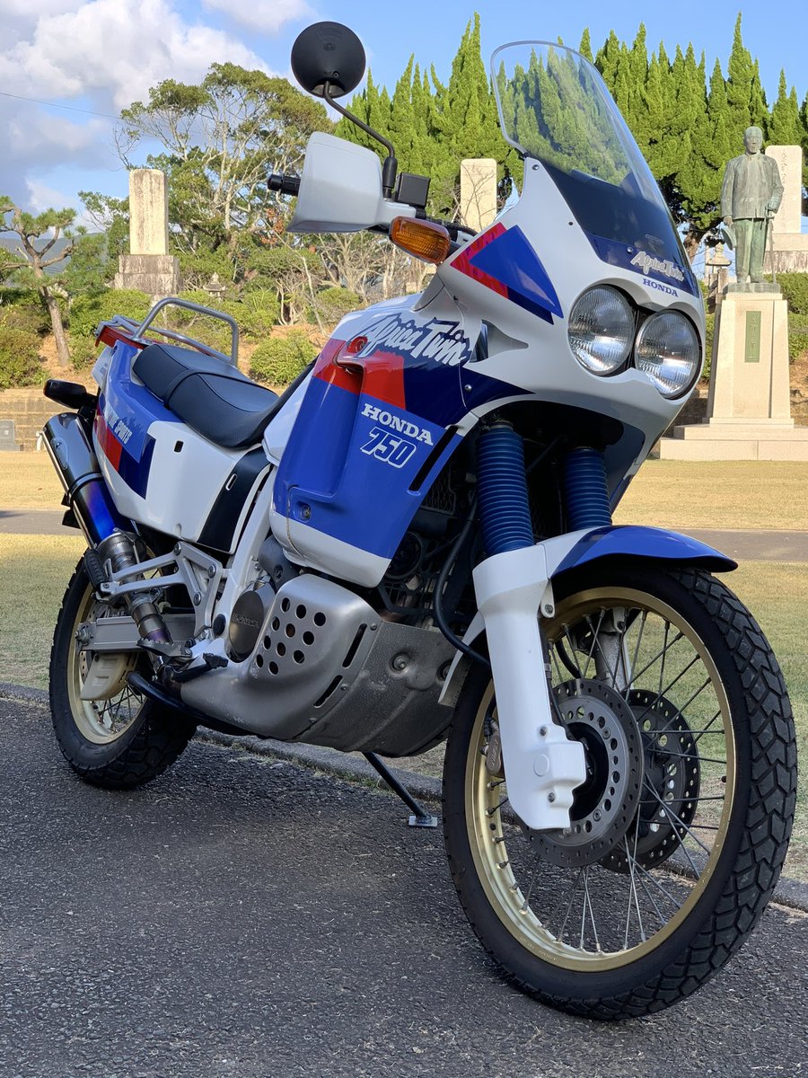 AfricaTwin92's tweet photo. #佐世保 #海軍墓地
#アフリカツイン #AfricaTwin #XRV750 #RD04
洗車してから海軍墓地で今の装備でひと通りの写真を撮る。
この3台目を手に入れた当時と同様に。
あれから5年。 https://t.co/HGk52fWw5o