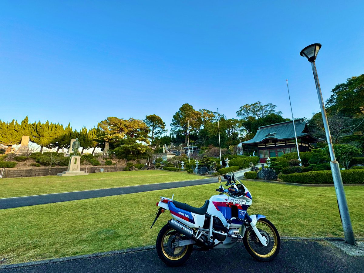 AfricaTwin92's tweet photo. #佐世保 #海軍墓地
#アフリカツイン #AfricaTwin #XRV750 #RD04
洗車してから海軍墓地で今の装備でひと通りの写真を撮る。
この3台目を手に入れた当時と同様に。
あれから5年。 https://t.co/HGk52fWw5o