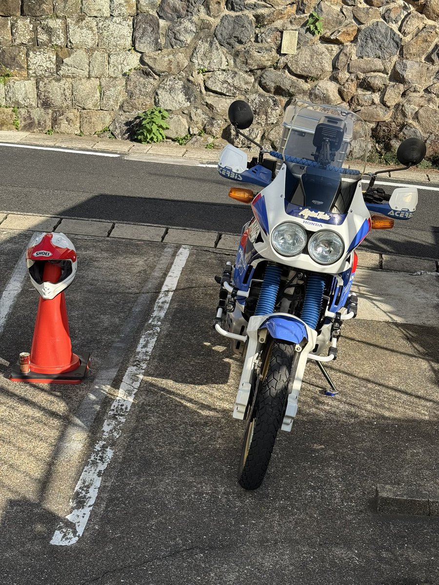 AfricaTwin92's tweet photo. #佐世保 #海軍墓地
#アフリカツイン #AfricaTwin #XRV750 #RD04
洗車してから海軍墓地で今の装備でひと通りの写真を撮る。
この3台目を手に入れた当時と同様に。
あれから5年。 https://t.co/HGk52fWw5o