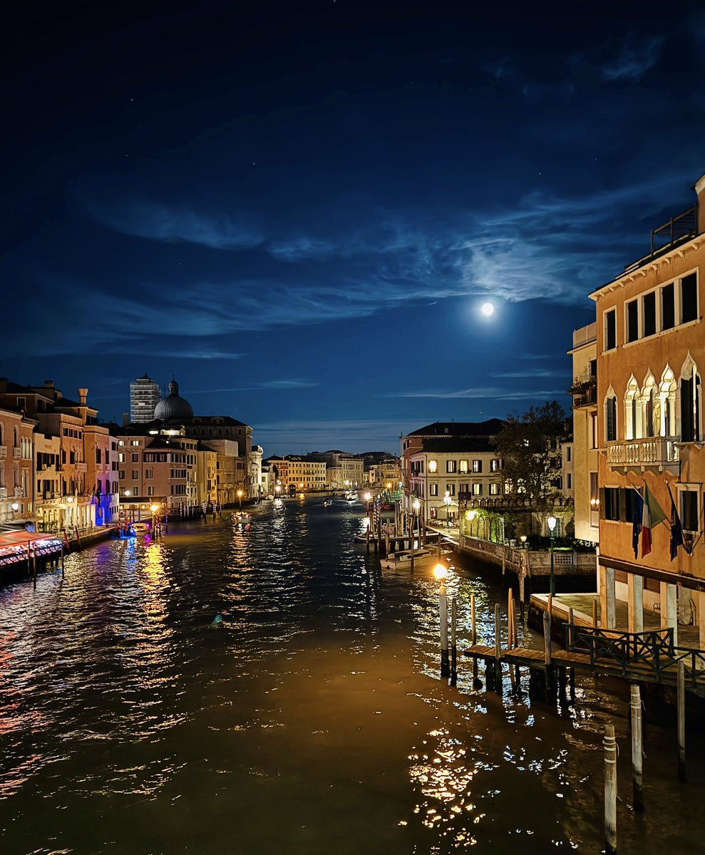antichitaghetto's tweet photo. The sky gifted us with wonderful ‘Venetian nights’ in the past few days 🌕✨
📍Ponte degli Scalzi
#VeniceLife #vitaveneziana #vivereavenezia #venise #venecia #veneziaperimmagini #veneziadavivere #streetphotography #urbanphotography #perfectview #venicevibes #venezia #Venice https://t.co/MVnTkVBItS