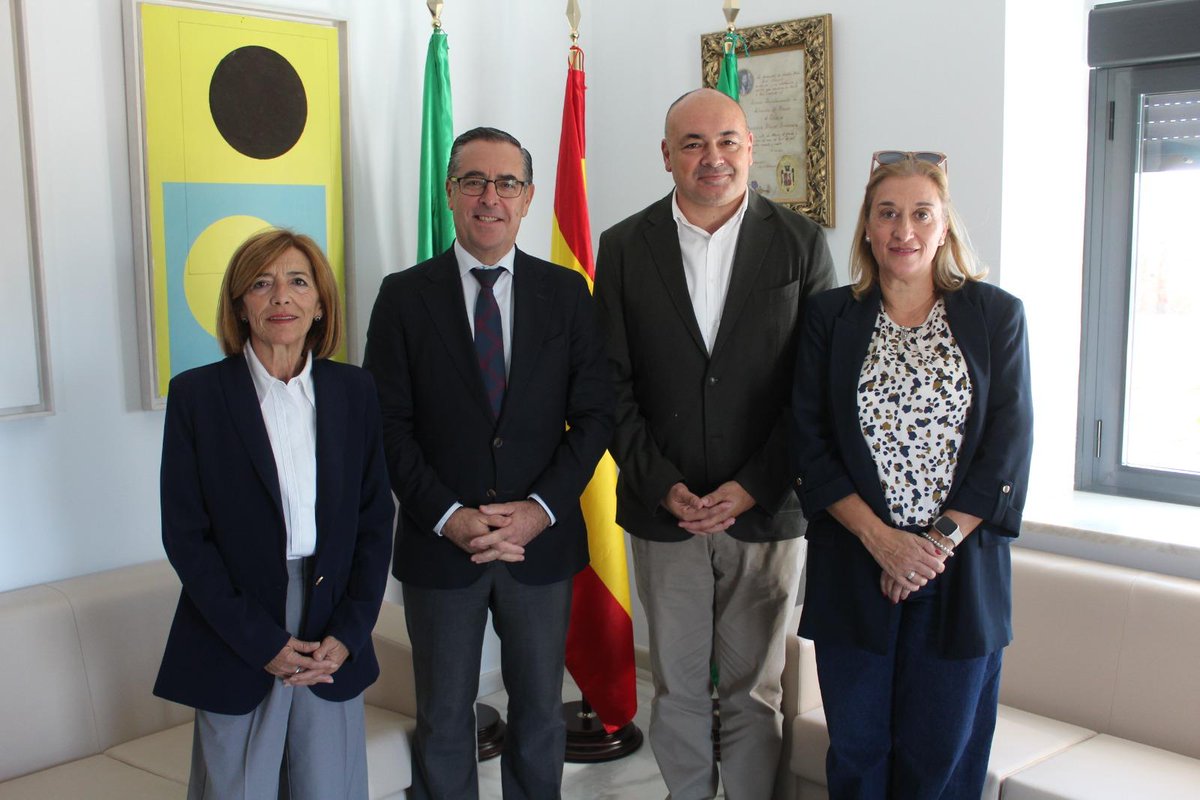 educacionmlg's tweet image. El DT de @EducaAnd, @Miguel_Briones_, ha asistido hoy a una jornada de trabajo en el @Ayto_Alhaurin para abordar las necesidades de los centros #educativos del municipio. Han estado presentes el alcalde, Anthony Bermúdez, y el director del @IesAGala, Francisco Javier Aragón.