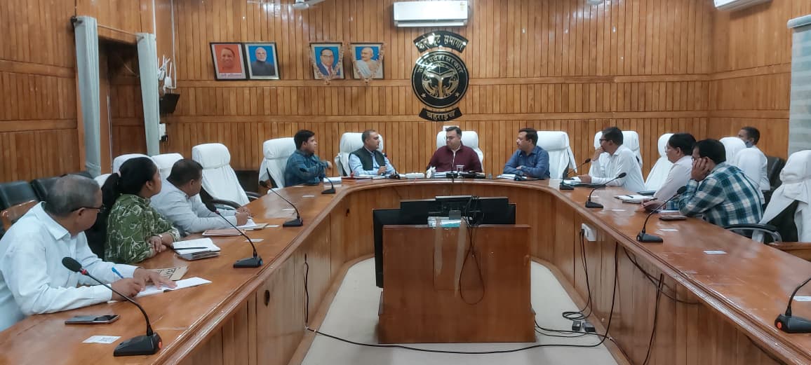 DMBahraich's tweet image. जनपद बहराइच के ग्राम भरथापुर के विस्थापन की कार्यवाही जिला प्रशासन ने की तेज। डीएम अक्षय त्रिपाठी ने सम्बन्धित अधिकारियों के साथ की बैठक। विस्थापन से सम्बन्धित कार्यवाही यथा शीघ्र पूर्ण करने के सम्बन्धित अधिकारियों को दिये गये निर्देश। @CMOfficeUP @ChiefSecyUP @UPGovt