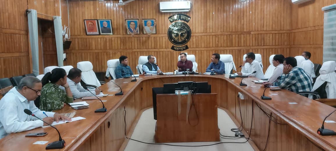 DMBahraich's tweet image. जनपद बहराइच के ग्राम भरथापुर के विस्थापन की कार्यवाही जिला प्रशासन ने की तेज। डीएम अक्षय त्रिपाठी ने सम्बन्धित अधिकारियों के साथ की बैठक। विस्थापन से सम्बन्धित कार्यवाही यथा शीघ्र पूर्ण करने के सम्बन्धित अधिकारियों को दिये गये निर्देश। @CMOfficeUP @ChiefSecyUP @UPGovt