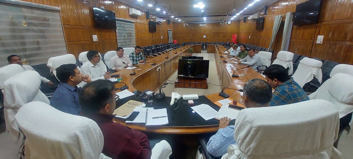 DMBahraich's tweet image. जनपद बहराइच के ग्राम भरथापुर के विस्थापन की कार्यवाही जिला प्रशासन ने की तेज। डीएम अक्षय त्रिपाठी ने सम्बन्धित अधिकारियों के साथ की बैठक। विस्थापन से सम्बन्धित कार्यवाही यथा शीघ्र पूर्ण करने के सम्बन्धित अधिकारियों को दिये गये निर्देश। @CMOfficeUP @ChiefSecyUP @UPGovt