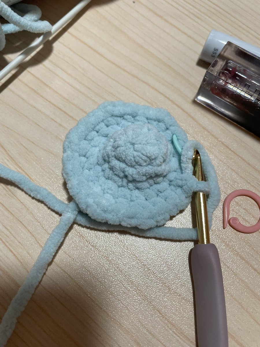FFに編み物できる人いますか、編み物でぬいぐるみ作りたいけどちくびみたいなのが永遠でかくなってくだけで球が作れなくて困ってますだれかたすけて◜.  ̫.◝