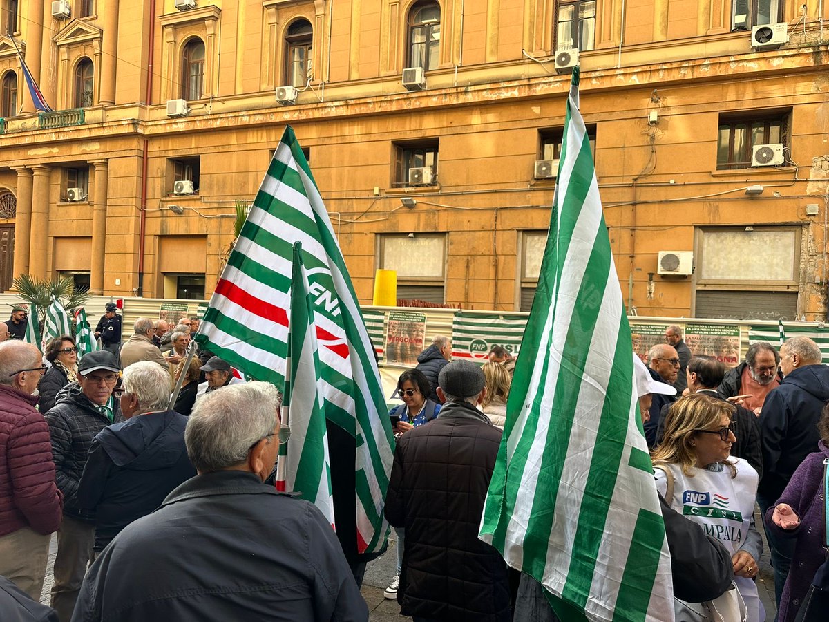 Cisl_Napoli's tweet photo. Stamattina in piazza a sostegno della mobilitazione promossa dalla FNP CISL Campania per chiedere risposte 𝐜𝐨𝐧𝐜𝐫𝐞𝐭𝐞 su temi che quotidiani. La CISL Napoli è al fianco della FNP in questa battaglia di 𝐞𝐪𝐮𝐢𝐭𝐚̀ 𝐞 𝐫𝐢𝐬𝐩𝐞𝐭𝐭𝐨 𝐩𝐞𝐫 𝐢 𝐜𝐢𝐭𝐭𝐚𝐝𝐢𝐧𝐢. https://t.co/oc2Cs8JS6h