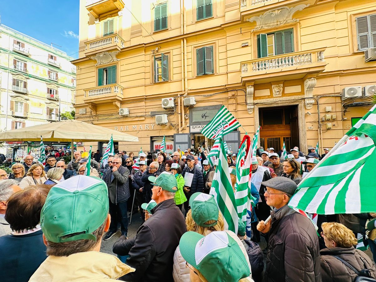 Cisl_Napoli's tweet photo. Stamattina in piazza a sostegno della mobilitazione promossa dalla FNP CISL Campania per chiedere risposte 𝐜𝐨𝐧𝐜𝐫𝐞𝐭𝐞 su temi che quotidiani. La CISL Napoli è al fianco della FNP in questa battaglia di 𝐞𝐪𝐮𝐢𝐭𝐚̀ 𝐞 𝐫𝐢𝐬𝐩𝐞𝐭𝐭𝐨 𝐩𝐞𝐫 𝐢 𝐜𝐢𝐭𝐭𝐚𝐝𝐢𝐧𝐢. https://t.co/oc2Cs8JS6h