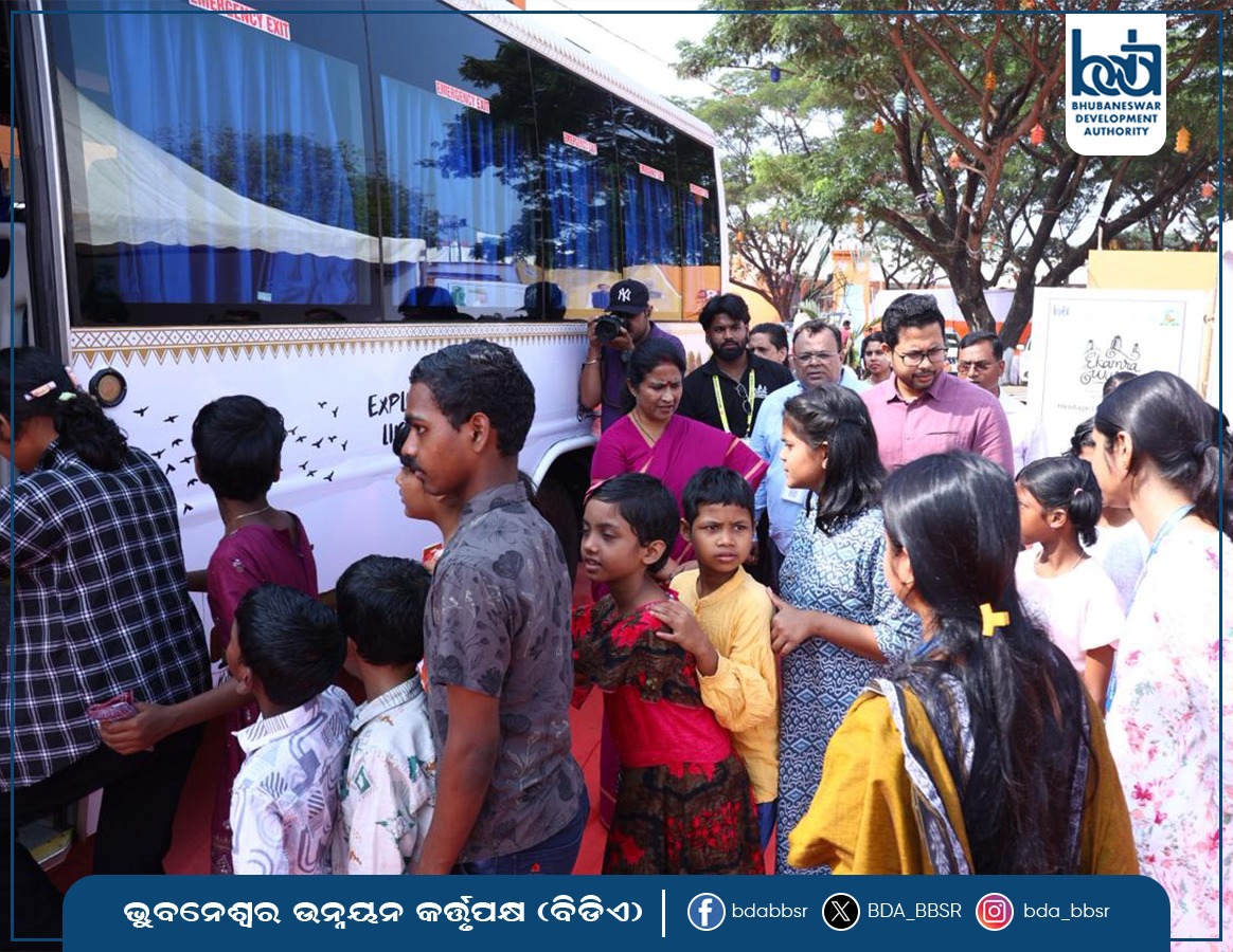 BDA_BBSR's tweet image. The 9th edition of #EkamraWalks, an initiative of #BDA in collaboration with BMC, was launched today alongside #IndianRoadCongress in Bhubaneswar. Flagged off by Hon&apos;ble Mayor Sulochana Das &amp;amp; BDA VC Chanchal Rana, the edition celebrates clean heritage &amp;amp; responsible tourism.