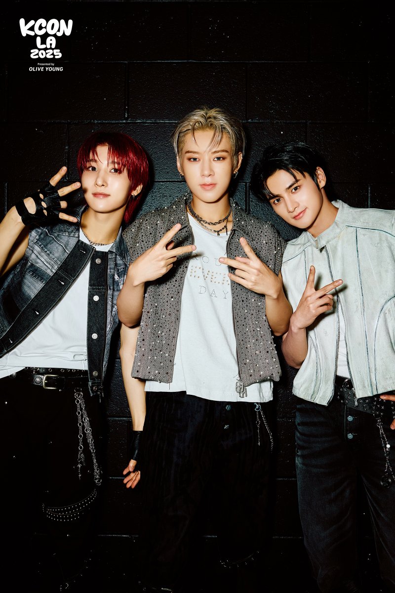 KCON_official's tweet image. [#KCONLA2025] BACKSTAGE PHOTO DUMP 📸✨

Step into the backstage where the energy never stops! 
Get up close and personal with your favorite K-POP stars, and see what fans don’t usually get to see. 👀⚡️

photo by. LEE GI UK 

*𝘈𝘭𝘭 𝘤𝘰𝘯𝘵𝘦𝘯𝘵 𝘢𝘳𝘦 𝘳𝘶𝘯…