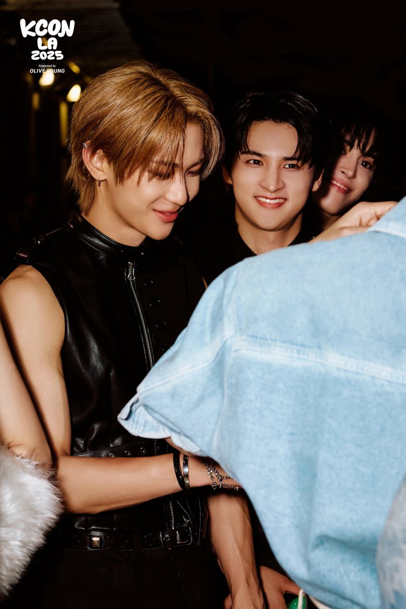 KCON_official's tweet image. [#KCONLA2025] BACKSTAGE PHOTO DUMP 📸✨

Step into the backstage where the energy never stops! 
Get up close and personal with your favorite K-POP stars, and see what fans don’t usually get to see. 👀⚡️

photo by. LEE GI UK 

*𝘈𝘭𝘭 𝘤𝘰𝘯𝘵𝘦𝘯𝘵 𝘢𝘳𝘦 𝘳𝘶𝘯…
