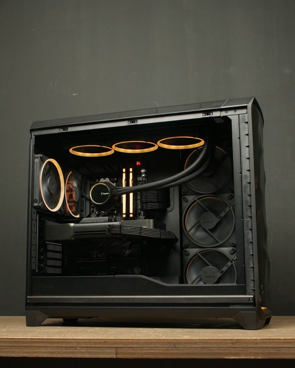 CableMod's tweet image. Murdered out with warm lights for some cozy weekend vibes 👌

By @TerHorstCustoms