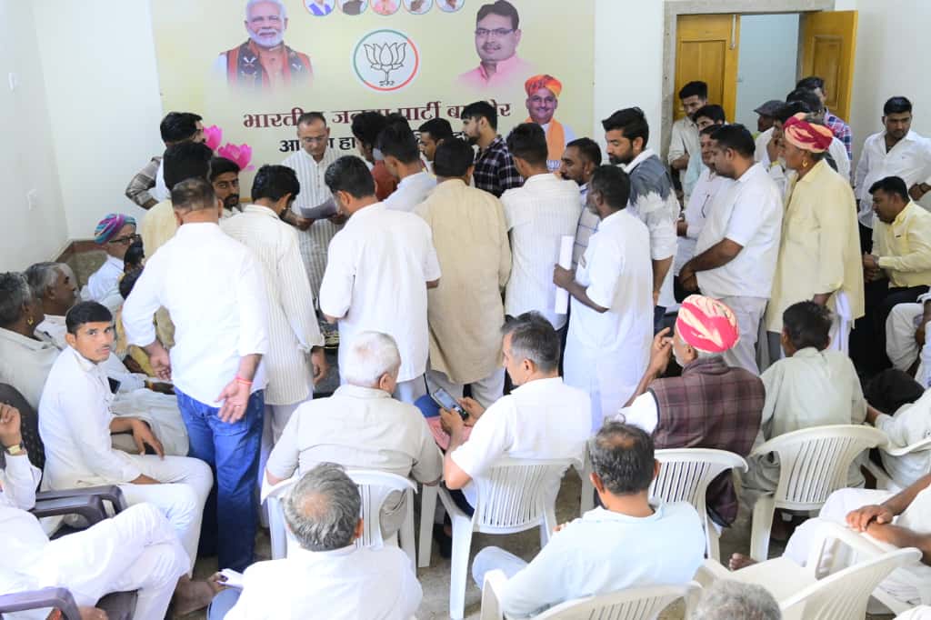 BmrAshok's tweet image. #बाड़मेर में पूर्व भाजपा जिलाध्यक्ष स्वरूपसिंह खारा के आवास पर जनसुनवाई ,क्षेत्रवासियों की भारी भीड़, जनसरोकारों पर खुलकर हुई चर्चा
भारतीय जनता पार्टी के पूर्व जिलाध्यक्ष एवं शिव विधानसभा क्षेत्र के भाजपा प्रत्याशी @SSKharaBJP द्वारा शनिवार को उनके निजी आवास गाँधी नगर, बाड़मेर पर…