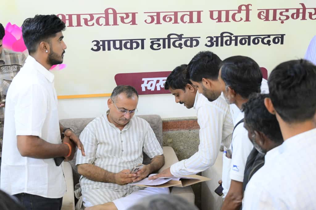 BmrAshok's tweet image. #बाड़मेर में पूर्व भाजपा जिलाध्यक्ष स्वरूपसिंह खारा के आवास पर जनसुनवाई ,क्षेत्रवासियों की भारी भीड़, जनसरोकारों पर खुलकर हुई चर्चा
भारतीय जनता पार्टी के पूर्व जिलाध्यक्ष एवं शिव विधानसभा क्षेत्र के भाजपा प्रत्याशी @SSKharaBJP द्वारा शनिवार को उनके निजी आवास गाँधी नगर, बाड़मेर पर…