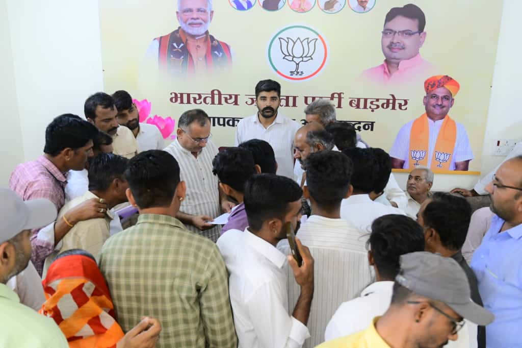 BmrAshok's tweet image. #बाड़मेर में पूर्व भाजपा जिलाध्यक्ष स्वरूपसिंह खारा के आवास पर जनसुनवाई ,क्षेत्रवासियों की भारी भीड़, जनसरोकारों पर खुलकर हुई चर्चा
भारतीय जनता पार्टी के पूर्व जिलाध्यक्ष एवं शिव विधानसभा क्षेत्र के भाजपा प्रत्याशी @SSKharaBJP द्वारा शनिवार को उनके निजी आवास गाँधी नगर, बाड़मेर पर…