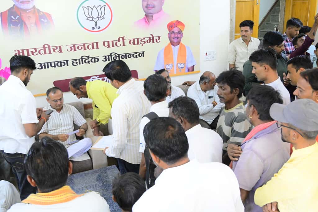 BmrAshok's tweet image. #बाड़मेर में पूर्व भाजपा जिलाध्यक्ष स्वरूपसिंह खारा के आवास पर जनसुनवाई ,क्षेत्रवासियों की भारी भीड़, जनसरोकारों पर खुलकर हुई चर्चा
भारतीय जनता पार्टी के पूर्व जिलाध्यक्ष एवं शिव विधानसभा क्षेत्र के भाजपा प्रत्याशी @SSKharaBJP द्वारा शनिवार को उनके निजी आवास गाँधी नगर, बाड़मेर पर…