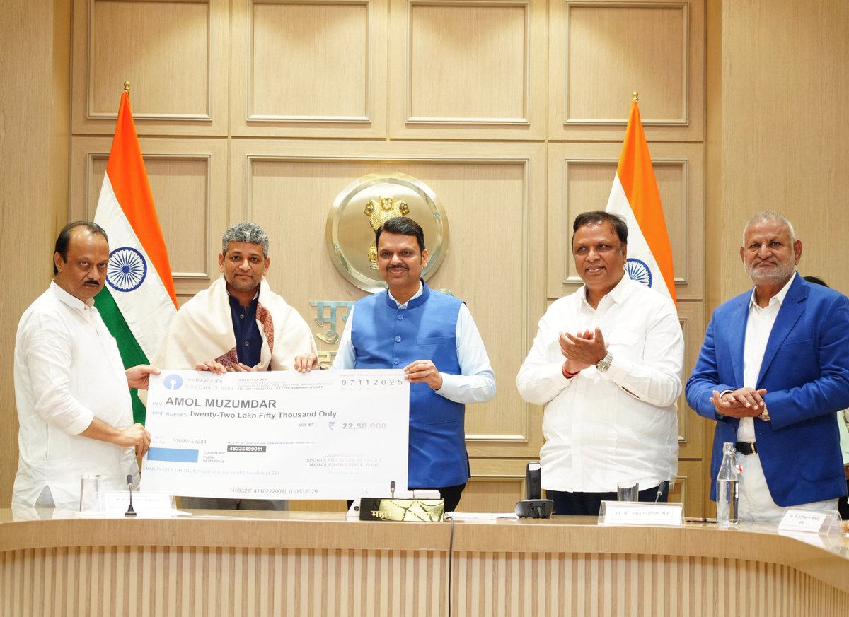 CMOMaharashtra's tweet photo. CM Devendra Fadnavis felicitated and awarded prizes to Maharashtra players who represented Team India in the ICC Women’s Cricket World Cup–winning squad, vice-captain Smriti Mandhana, Jemimah Rodrigues, Radha Yadav, along with head coach Amol Muzumdar.

मुख्यमंत्री देवेंद्र फडणवीस यांनी आज मुंबई येथे आयसीसी महिला क्रिकेट विश्वचषक विजेत्या भारतीय संघातील महाराष्ट्राच्या खेळाडू उपकर्णधार स्मृती मंधाना, जेमिमा रॉड्रिग्स व राधा यादव आणि मुख्य प्रशिक्षक अमोल मुजुमदार यांचा सत्कार केला व बक्षिसांचे वितरण केले. 

@Dev_Fadnavis @mandhana_smriti
@JemiRodrigues @BCCIWomen 
#Maharashtra #DevendraFadnavis #CwcChampionsMH #TeamIndia