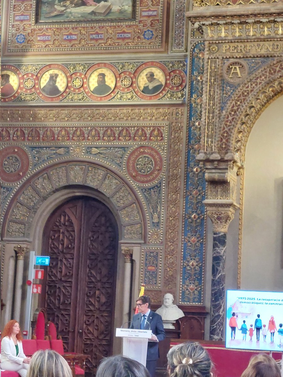 Matí al paranimf de la <a href="/UniBarcelona/">Universitat de Barcelona</a>, on s'ha celebrat l'acte "La recuperació dels drets i les llibertats (1975-2025)". El president <a href="/salvadorilla/">Salvador Illa Roca</a> i altres intervinents han volgut homenatjar la lluita antifraquista que va ajudar, ara fa 50 anys, al restabliment de la democràcia.