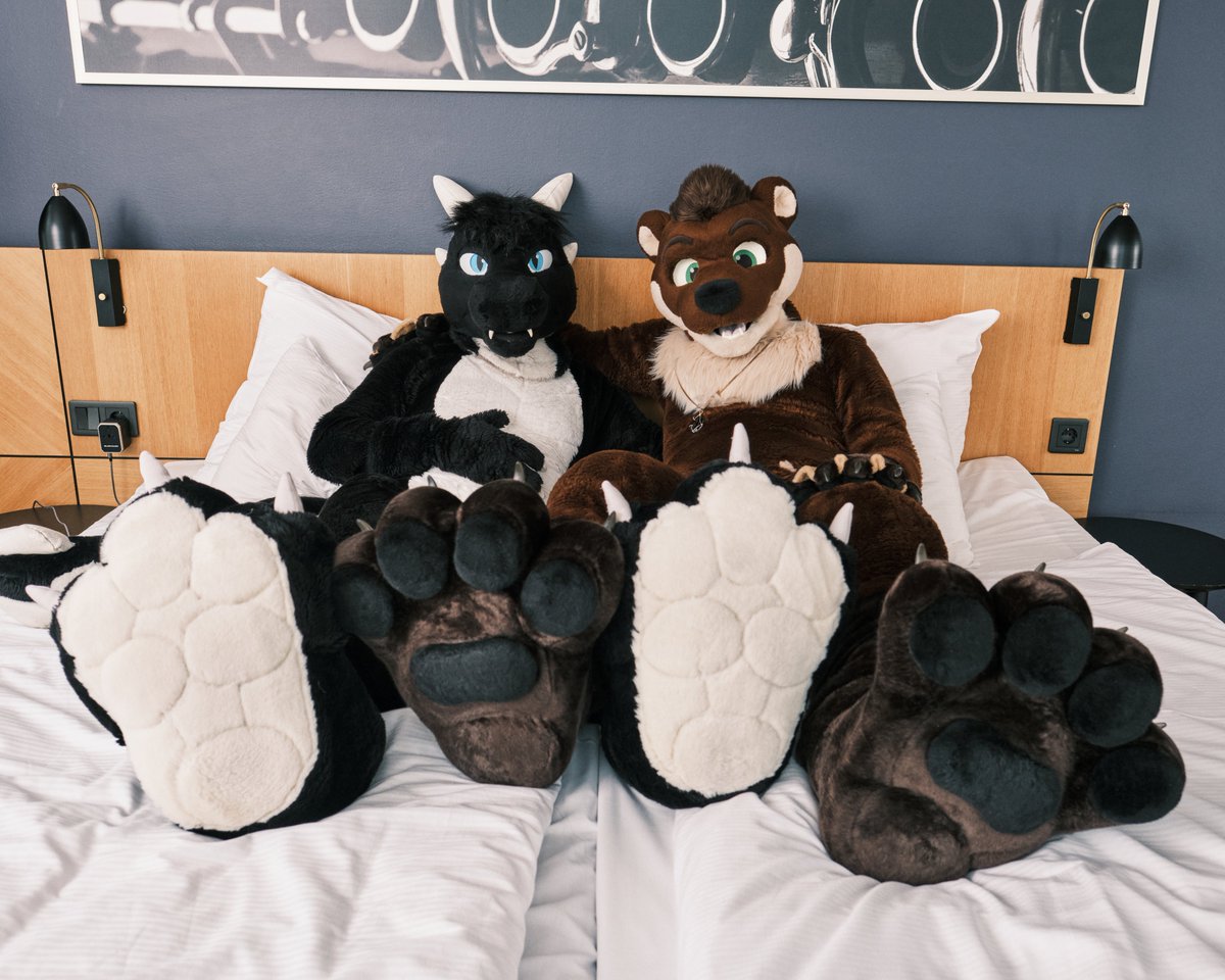 Churr~~ do you like cookies? What about Oreo &amp; Chocolate-chip? Yes? Then don't worry! <a href="/DragonRaketh/">Raketh</a> &amp; myself got you covered here - c'mere and take as many as you'd want, we'd gladly share 🐾🐾😏❤️

✂️ <a href="/FursuitsByLacy/">Fursuits By Lacy</a> <a href="/Roofur/">Roofur Suits</a>
📸 <a href="/BrandyTheWuff/">🐾 Brandy 🐾</a>
🔗 #FursuitFriday #Furry #Fursuit