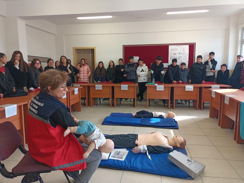 Yeşil vatan "Benim Okulum Geleceğe Çare" projesi kapsamında öğrencilerimize ilkyardım seminerleri vermeye devam ediyoruz. 
<a href="/meb_dhgm/">Destek Hizmetleri Genel Müdürlüğü</a> 
<a href="/bilecikmem/">Bilecik İl Milli Eğitim Müdürlüğü</a> 
<a href="/ozkan_meb/">Özkan AVCI</a>
 <a href="/cemalunal_/">C.ÜNAL</a>