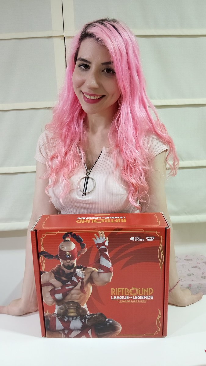 Oficialmente creadora de contenido oficial de Riftbound 💖

Thanks <a href="/riotgames/">Riot Games</a> <a href="/playriftbound/">Riftbound</a> for this gift! I'm so excited to keep doing things with RB in latam 😄

Creo soy la primera creadora de latam a la que le mandan cosas ¿Me confirman? 

Pronto subo unboxing 🫶🏻