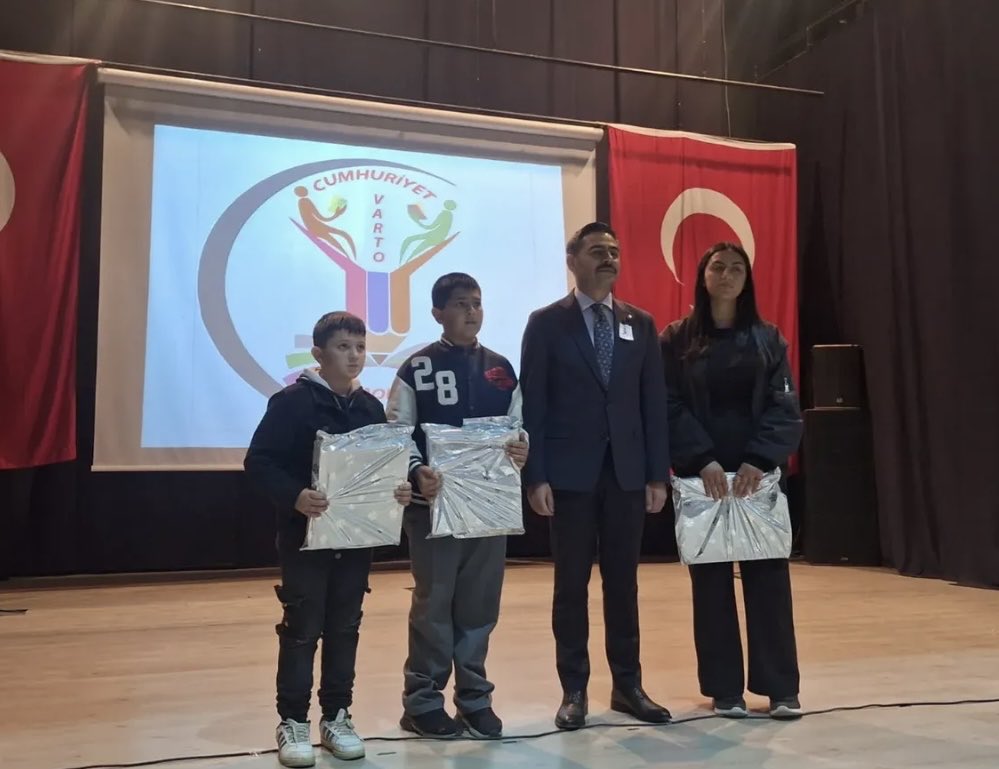 Okulumuz öğrencisi, 10 Kasım Atatürk’ü Anma Günü kapsamında düzenlenen resim yarışmasında ilçe birincisi olmuştur.
Başarısından dolayı öğrencimizi tebrik ediyoruz. Ödül töreninde öğrencimize ödülünü takdim eden Varto Kaymakamı Sayın Abdulkadir Işık’a teşekkür ederiz.<a href="/Yalcn_Sune/">Yalçın Süne</a>