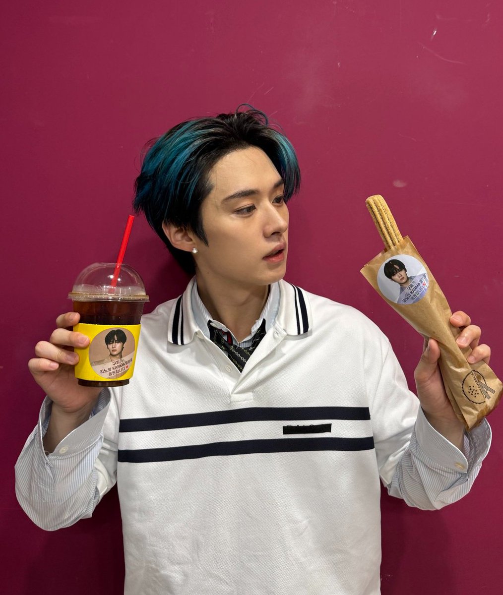 npomvtt's tweet image. 😆😭 TADINHO! Acompanhe o drama de Lee Know do Stray Kids depois de fazer 6 piercings de uma vez (3 em cada orelha) ‐ via aplicativo de mensagens.

08h04: tô querendo botar piercing na orelha, alguém conhece algum lugar?

19h30: ebaaaa fiz 6 piercings 🤩

00h42: nossa vou ter que