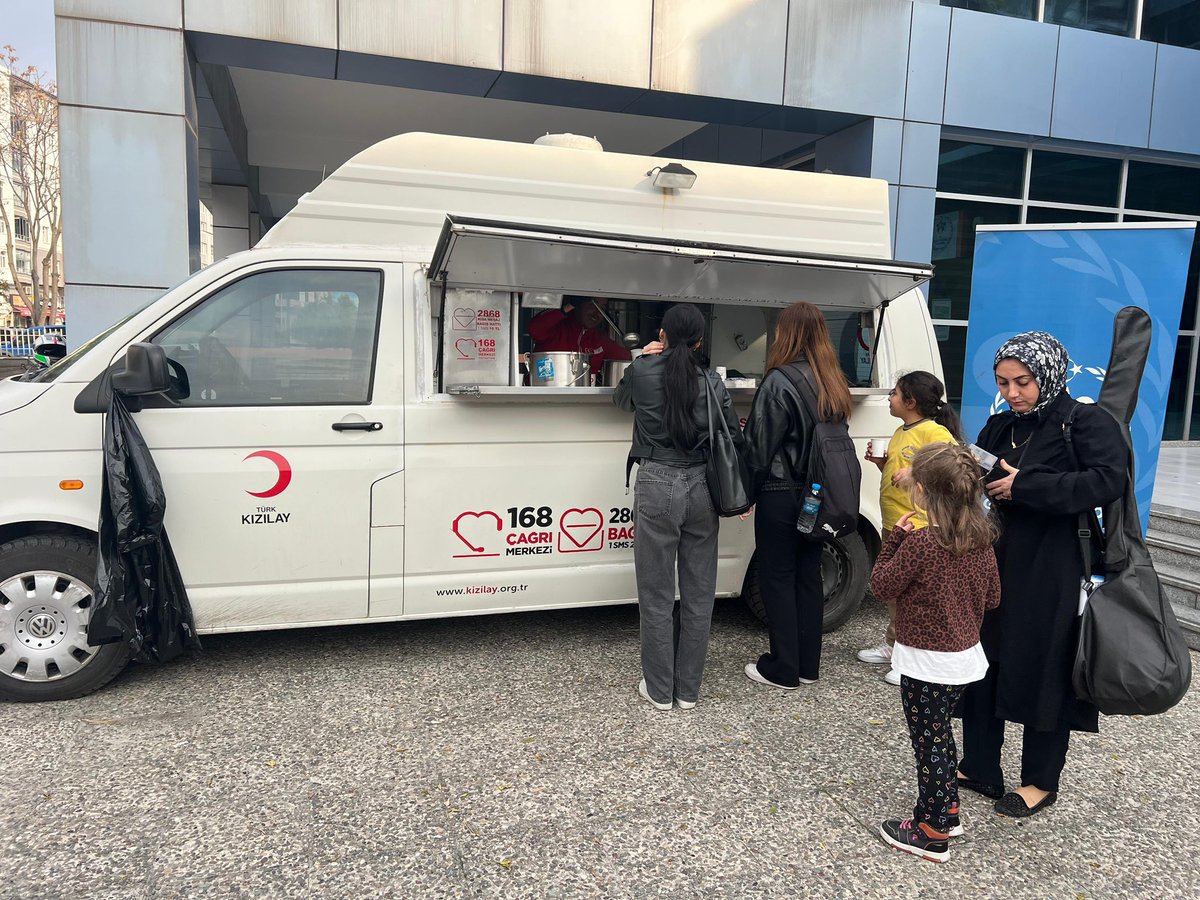 Kızılay Haftası kapsamında, Kızılay yetkililerinin katılımıyla gençlerimize gönüllülük konulu keyifli bir seminer düzenledik! 💬✨
Seminerin ardından ise bahçemizde sıcak çorba ikramı yaparak dayanışmanın ve paylaşmanın en güzel örneklerinden birini yaşadık! 🍲 #gsbgm #bafragm