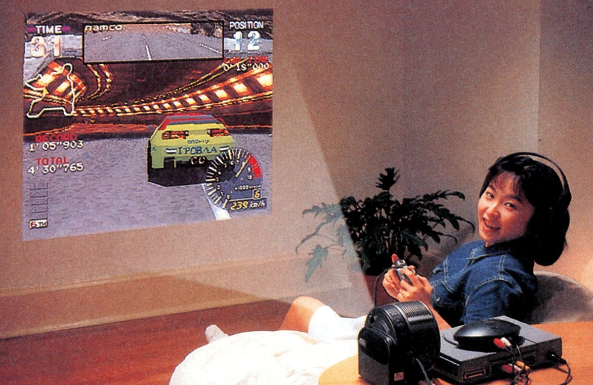 dart_emugamer's tweet image. PlayStation games on your CEILING. The Party Vision CPJ-200 projector (1996) had a rotating lens so you could game lying down. 100-inch image. Built-in sound. Peak 90s luxury. Did you know about this Sony&apos;s device? 👇 #PS1 #RetroGaming #90s #PlayStation