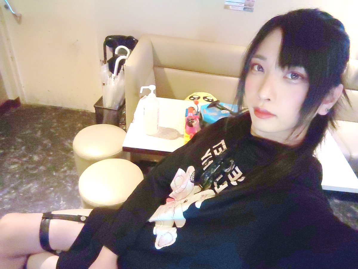 今日は下半身𝙃𝙊𝙏 𝙇𝙄𝙈𝙄𝙏みたいな格好しております