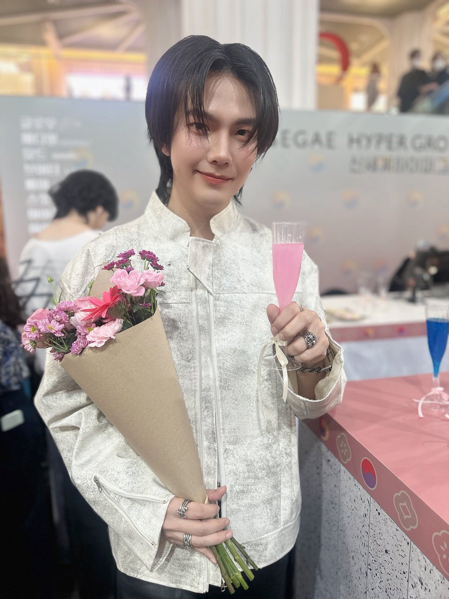 วันนี้บิวกลับก่อนน้าทุกคน ถึงจะต้องกลับก่อน แต่ความรู้สึกดีๆ มันยังอยู่เต็มเลยนะ เหมือนเก็บพลังอุ่นๆ ติดตัวกลับไปด้วย
ขอบคุณจริงๆ ที่ตั้งใจมาหา และที่ทำให้วันธรรมดาๆ กลายเป็นวันที่น่าจำ 💙✨

Today, Build is leaving early, everyone. Even though had to leave early, still have all