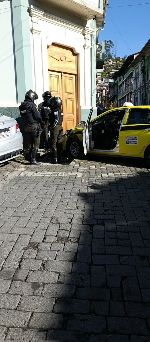 jltinitana's tweet image. Cómo siempre, un taxista imprudente que no respeta las leyes de tránsito  causa problemas, cero respeto y control del tránsito en #guaranda