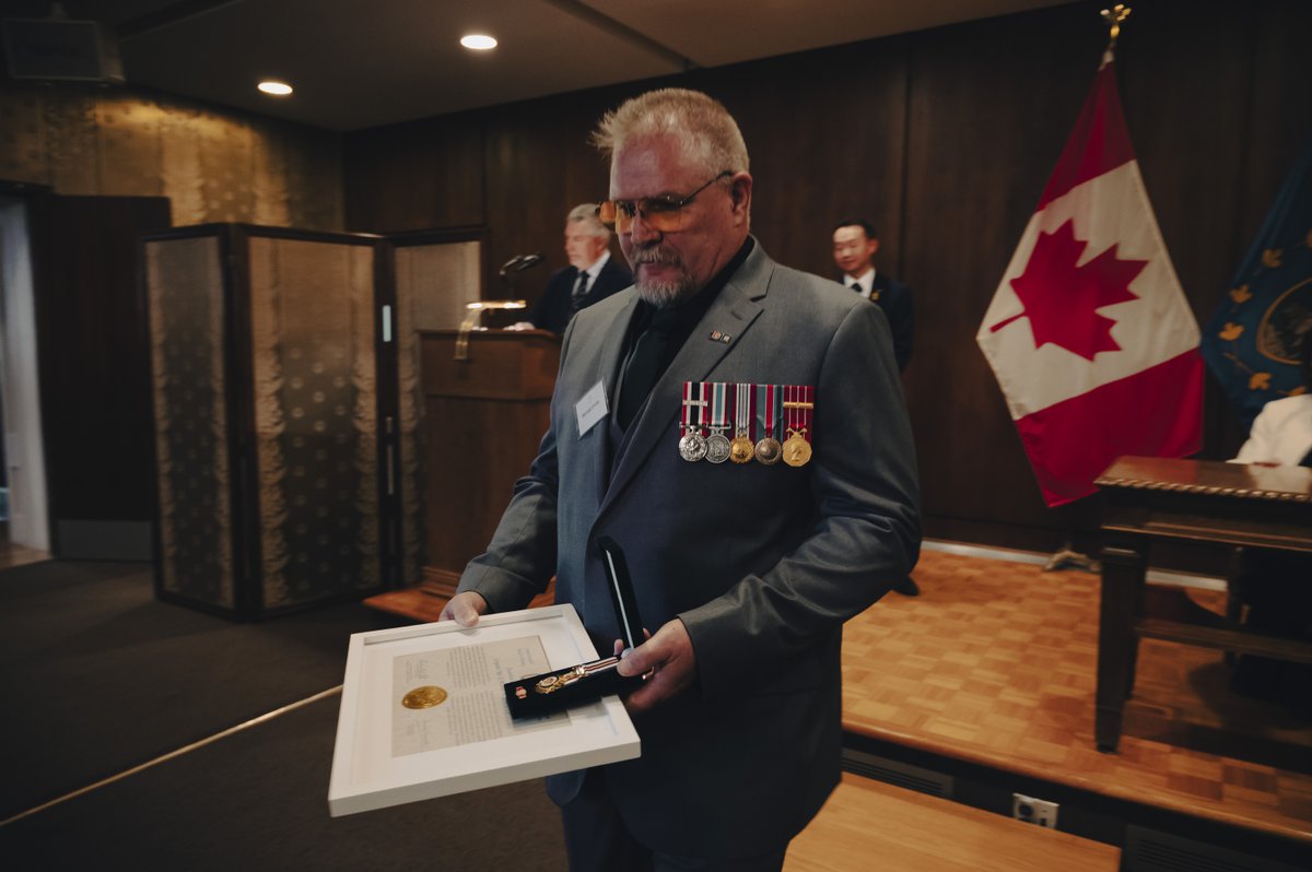 During #VeteransWeek, we honour Cpl (Ret’d) Michael Crotty, CD – a 28-year RCAF veteran who is serving with Commissionaires Manitoba. His quick actions during a violent incident earned him the Commissionaires’ Medal of Bravery. 
 
commissionaires.ca/en/articles/ho…