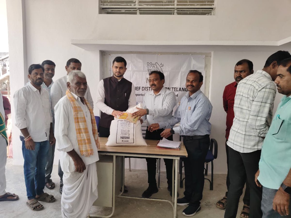 SDMBhainsa's tweet photo. ఈ రోజు సబ్ కలెక్టర్, భైంసా గారు కుంటాల మండలంలో గల లింబా-కె గ్రామానికి చెందిన వరద బాధితులకు Nestle కంపెనీ వారు అందించిన నిత్యావసర సరుకులను పంచడం జరిగినది. ఈ కార్యక్రమంలో తహశీల్దార్, కుంటాల &amp; భైంసా గార్లు మరియు తదితరులు పాల్గొన్నారు.
@ACLBnirmal @Collector_NML @NestleIndia https://t.co/Q7MoW0LLzD