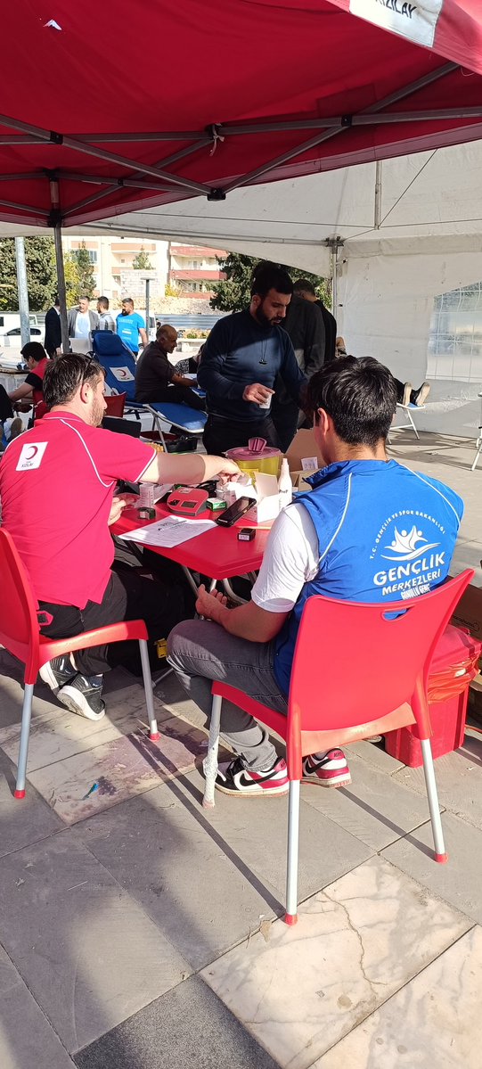 Hilvan Gençlik Merkezi olarak, Kızılay Haftası kapsamında Hilvan’da düzenlenen kan bağışı kampanyasında yer aldık. 🩸
Gençlerimizle birlikte, kan alım işlemlerinde gönüllü olarak görev alarak toplumsal dayanışmanın en güzel örneklerinden birini sergiledik. ❤️
