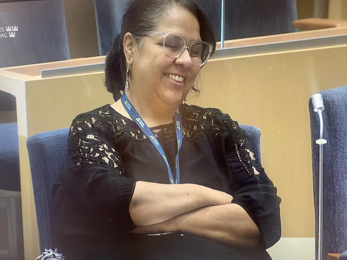 Så här reagerade seglaren Delegado Varas i Riksdagen idag när utrikesministern sa att det faktum att Varas påstår att hon kidnappats (av Israel) inget annat är än ”ett hån mot den gisslan som hölls fången i två år och där alldeles för många kom hem i kistor”. Hon flinade.