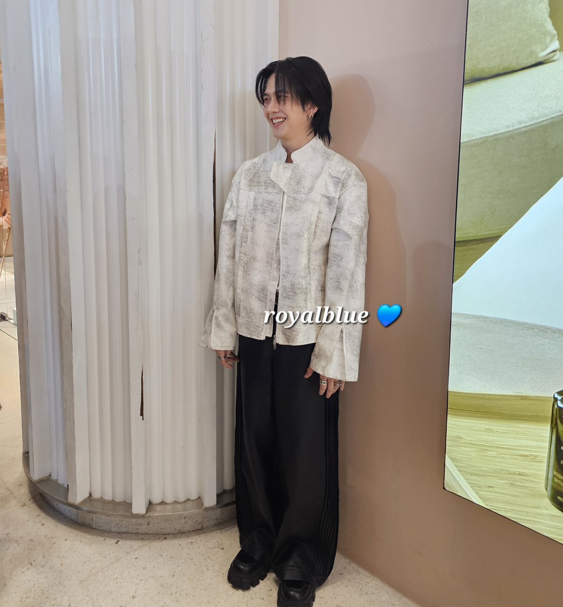 We cornered him 🤭🤣

SHINSEGAE CENTRAL WITH BUILD
#SHINSEGAExCentral
#SHINSEGAEHyperGround 
#BuildJakapan <a href="/JakeB4rever/">BIU.</a>