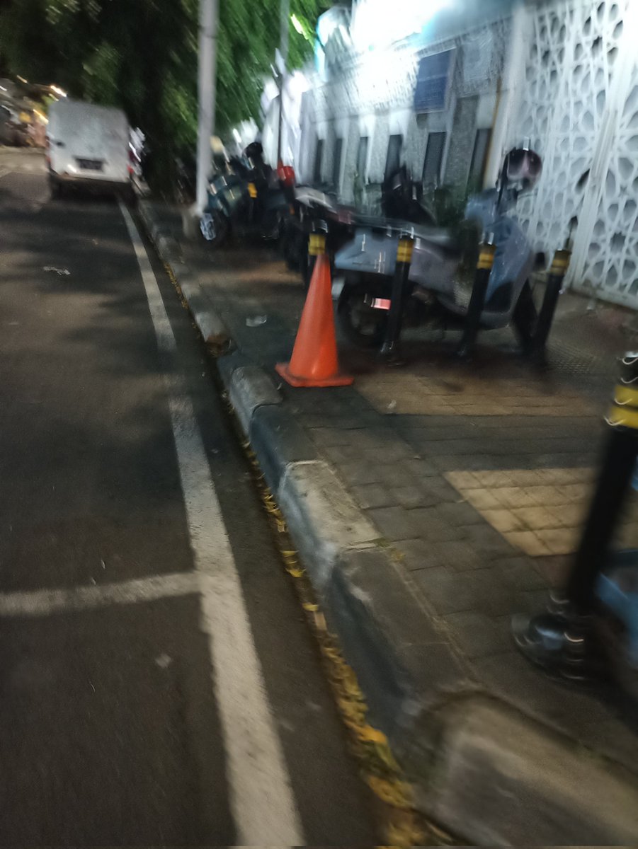 heySatrio_'s tweet photo. @dishubjakarta @satpolppjakarta 
Izin pak/bu
Bisa kali rapiin biar ga ganggu pejalan kaki
Lokasi tebet utara depan cititex/masjid Aql
Disegerakan ya. Soalnya kendaraan disana kebut2 banget
Kalo jalan kaki di jalan raya ngeri kesamber aja https://t.co/7552BuXjy2