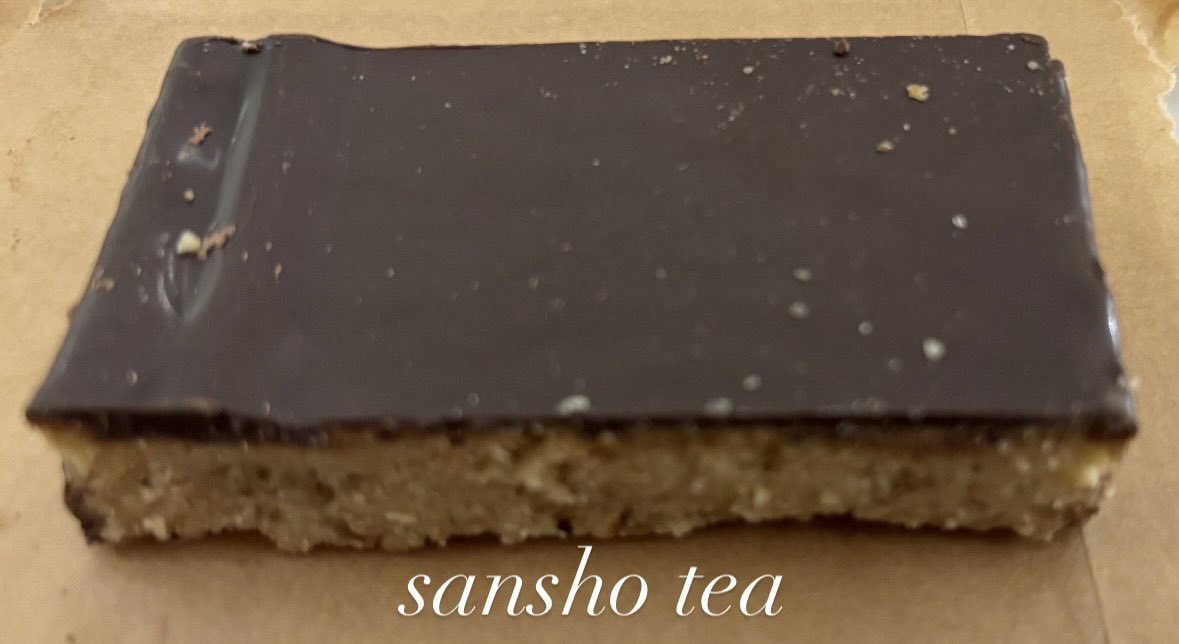 sanshotea's tweet photo. 会場でのデザートは、Farrer's さんの私のエースのミリオネアショートブレッド🍫✨
今回はメルローズアンドモーガンさんのキャロットケーキがなかった🥲今回こそはトートバッグ買いたかったけど、欲しいロゴ見当たらず💔来年まで待とうかな🥺
#メルローズアンドモーガン
#Farrers https://t.co/rRHZwOzVgr