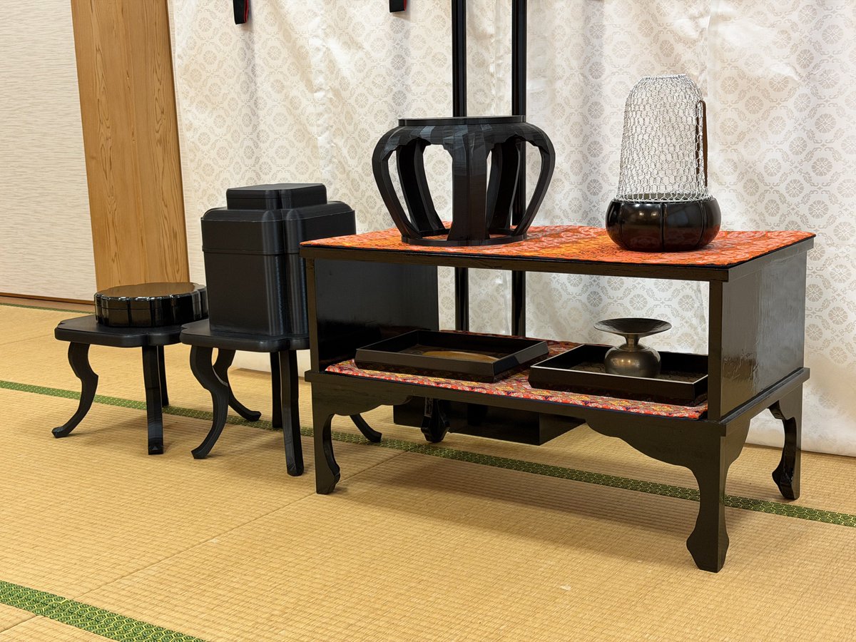 今ある調度と3Dプリンターで作った調度を並べてみる
ええやん…これに屏風あったら最高だな…やっぱ描くか…

泔坏はいつか絶対手に入れてつかわす…