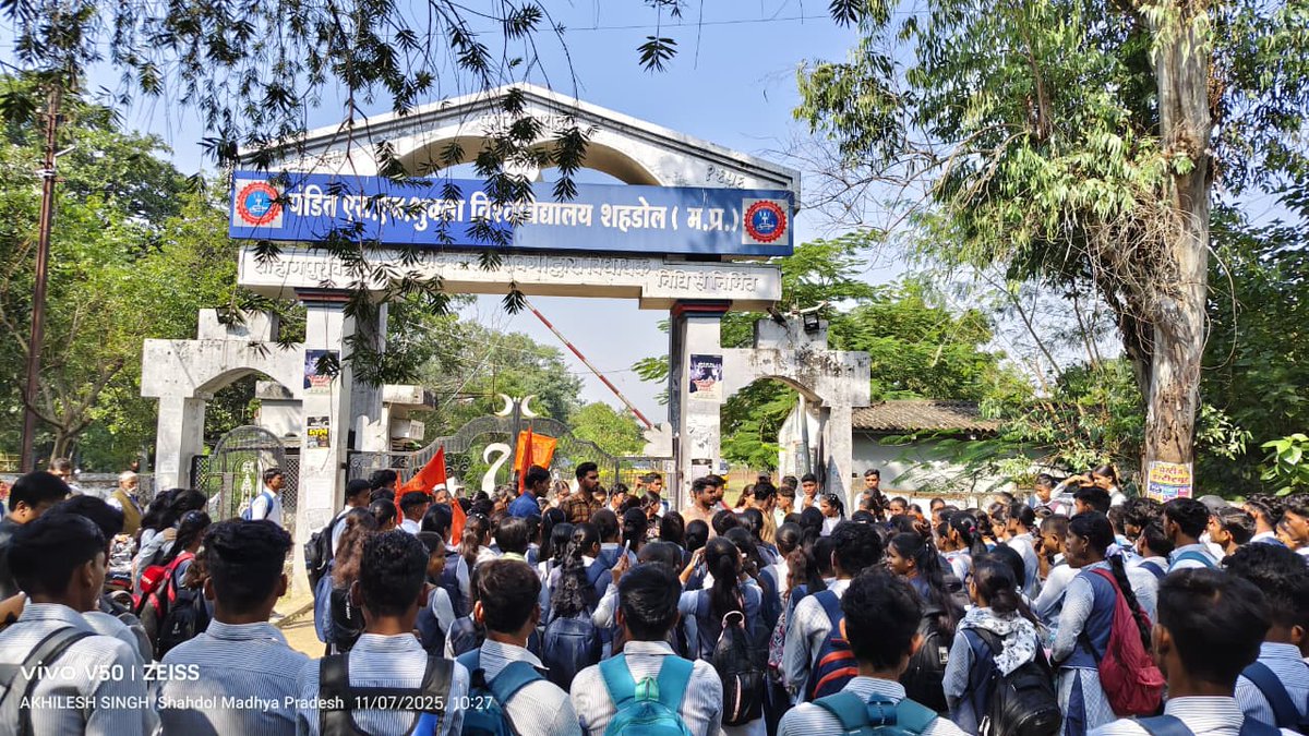 आज अखिल भारतीय विद्यार्थी परिषद शहडोल नगर इकाई द्वारा  पंडित शंभूनाथ शुक्ल विश्वविद्यालय विश्वविद्यालय में व्याप्त समस्याओं एवं अनियमितताओं को लेकर प्रदर्शन कर कुलपति महोदय को ज्ञापन सोपा।
#abvpmk
#abvpmkshahdol
