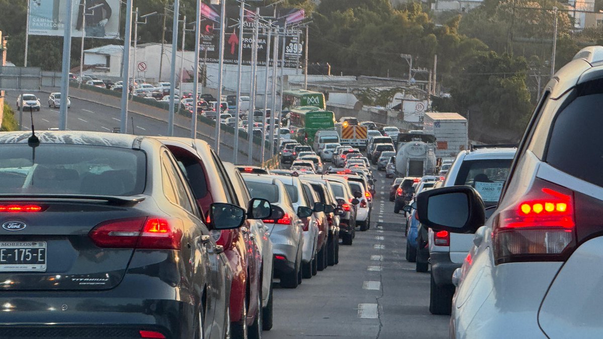hectorrgonzalez's tweet photo. #AlertaVial | ⚠️ Intensa carga vehicular en el Paso Exprés de #Cuernavaca en los carriles que van de sur a norte, en las inmediaciones de la salida a #Tabachines https://t.co/8hfh53OkLO