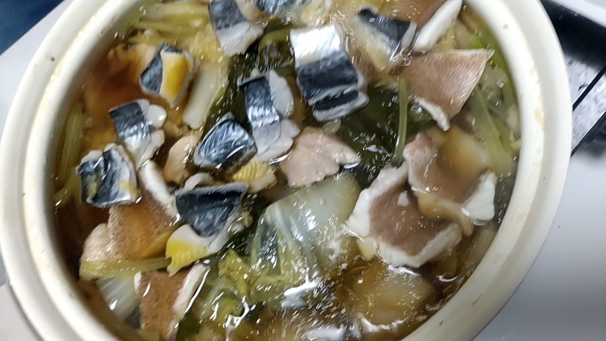ryooooo90's tweet photo. 大阪帰還からの会社の同僚と連休最後の釣りして、遠征中に釣れたキジハタとサゴシを寄せ鍋風にして食べた🍲

キジハタ初めて食べたけど旨すぎる...
 #ショアジギング
 #ロックフィッシュ https://t.co/BpVbdsCSjK