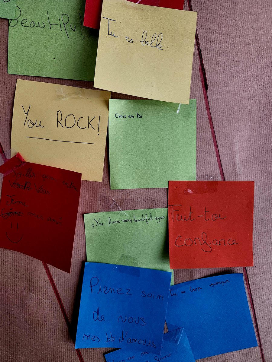 aclimoges's tweet image. Journée de lutte contre le harcèlement à l&apos;école👇
Les ambassadeurs #pHARe et les équipes du collège Léon Blum ont uni leurs forces pour créer un mur de messages bienveillants, en recueillant les mots des autres collégiens.
Bravo à toutes et tous pour cette belle mobilisation👏